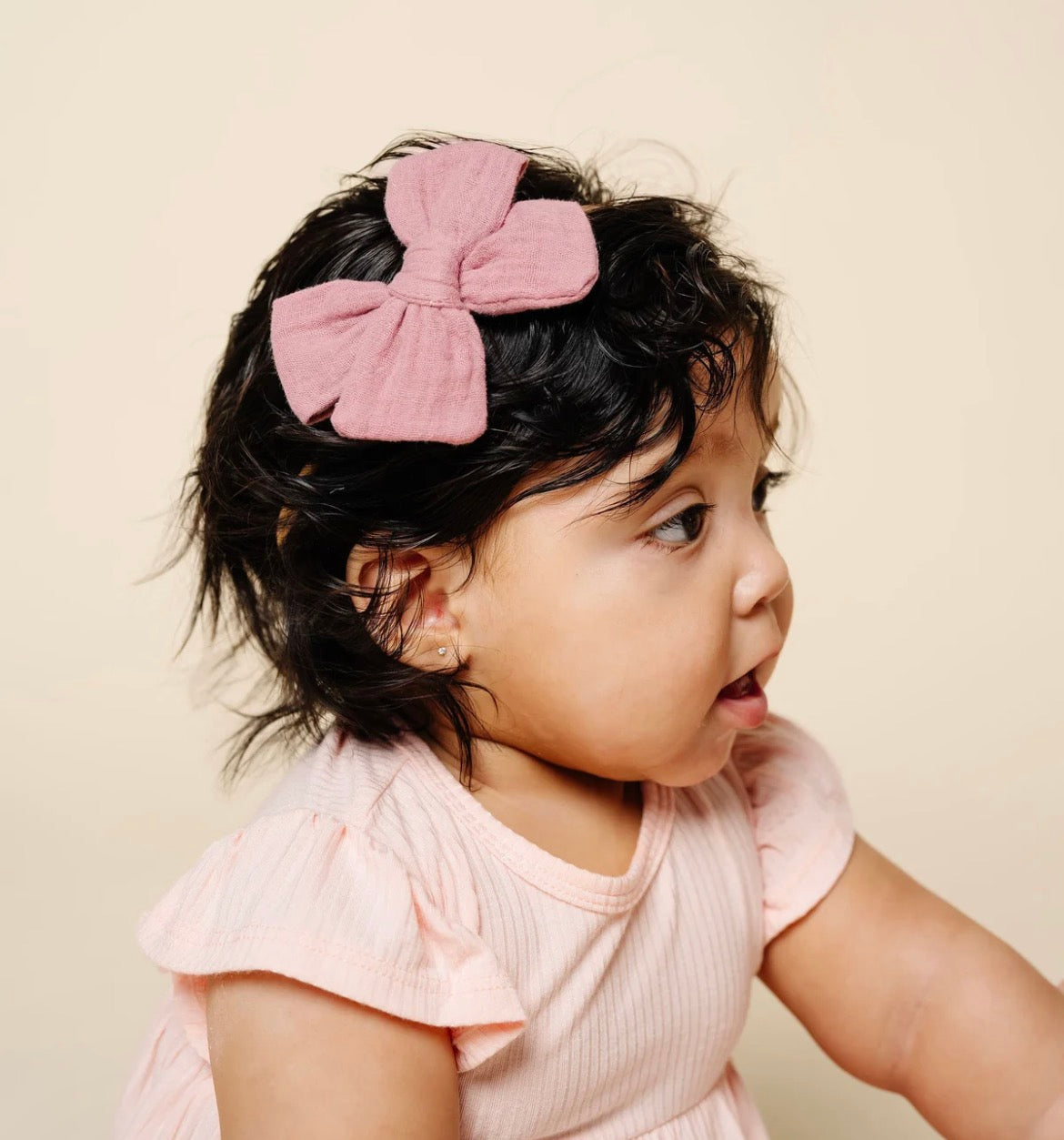 Model Wearing Lou Lou & Company Adventure Bow Headband- Mauve Pink