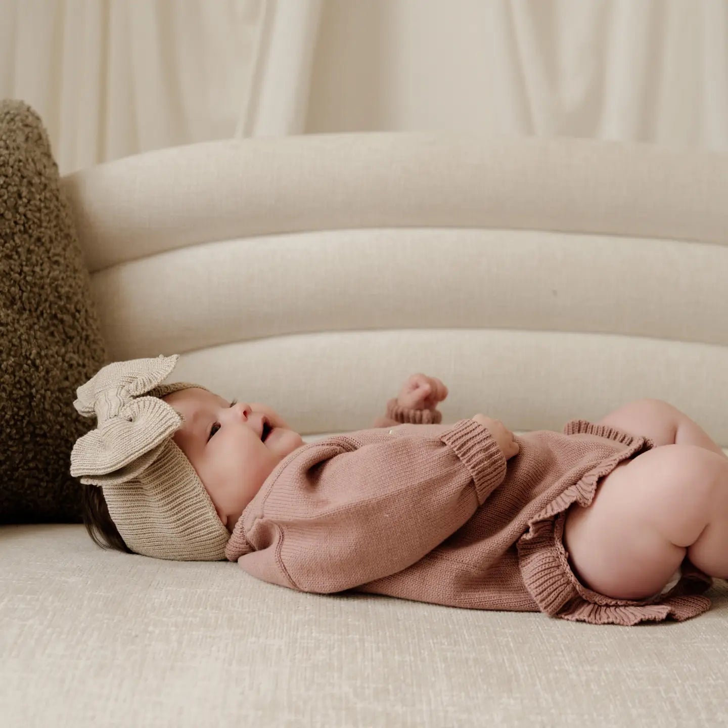 Model wearing Pine Kids Ribbed Knit Bow Headband - Oat