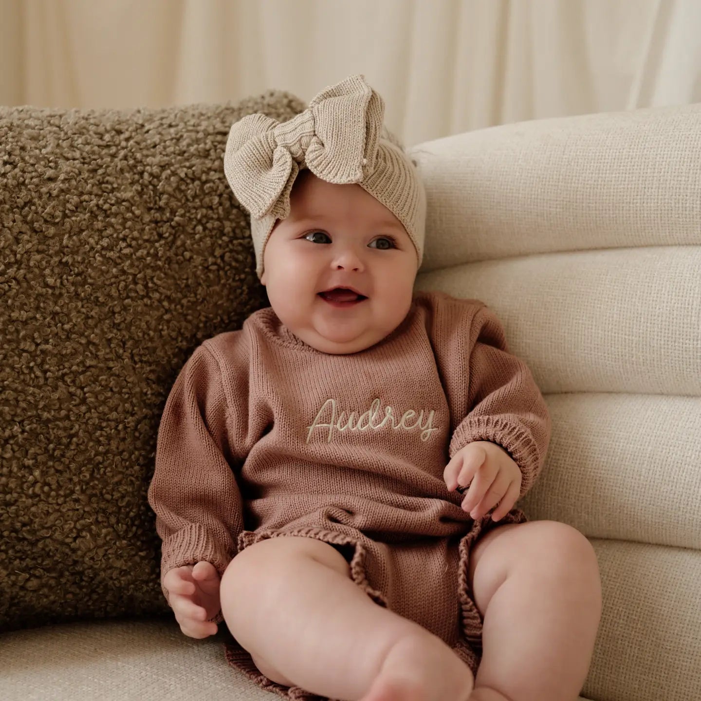 Model wearing Pine Kids Ribbed Knit Bow Headband - Oat