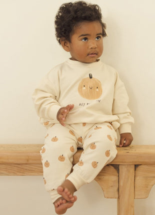 Model Wearing Quincy Mae Relaxed Fleece Sweatpant || Pumpkins