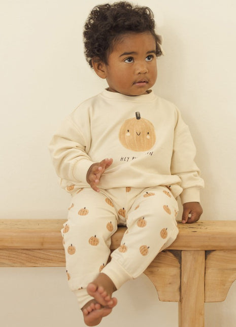 Model Wearing Quincy Mae Relaxed Fleece Sweatshirt || Magic Cat